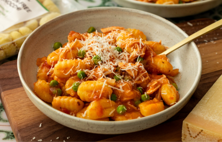 Fitness Recept: Gnocchi uit één pan met gesneden kip en tomatensaus.