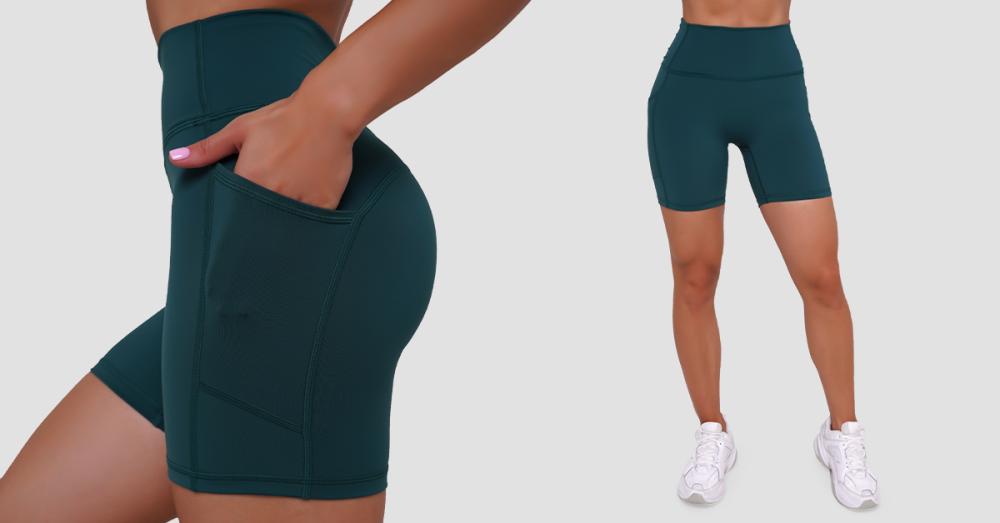Women's Ignite Shorts zijn halflange functionele shorts die snel drogen en niet doorweekt zijn. Ze hebben een hoge taille, steekzakken en geen naad aan de voorkant.