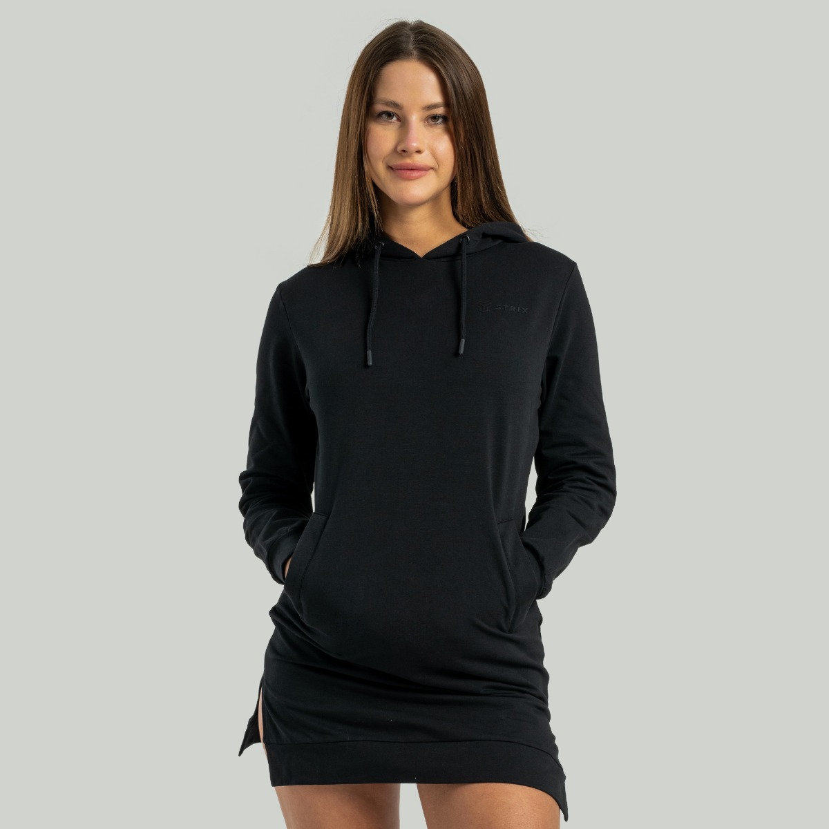 Damesmodel ALPHA Longline Hoodie Zwart - STRIX