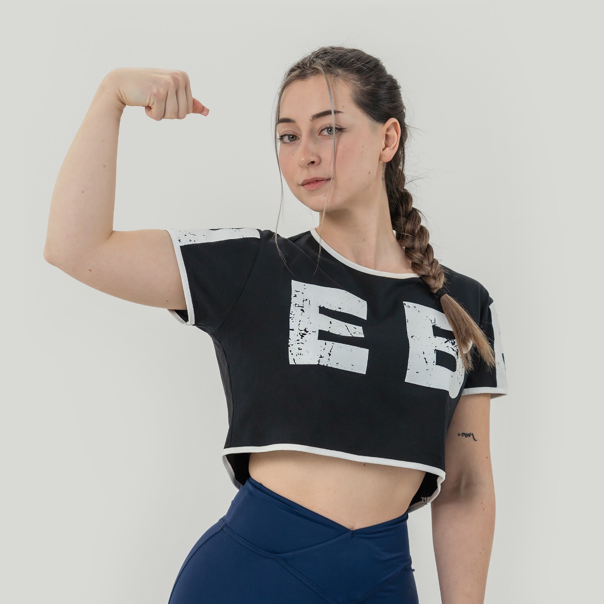 Women‘s Oversized Crop Top Game On Black - NEBBIA
